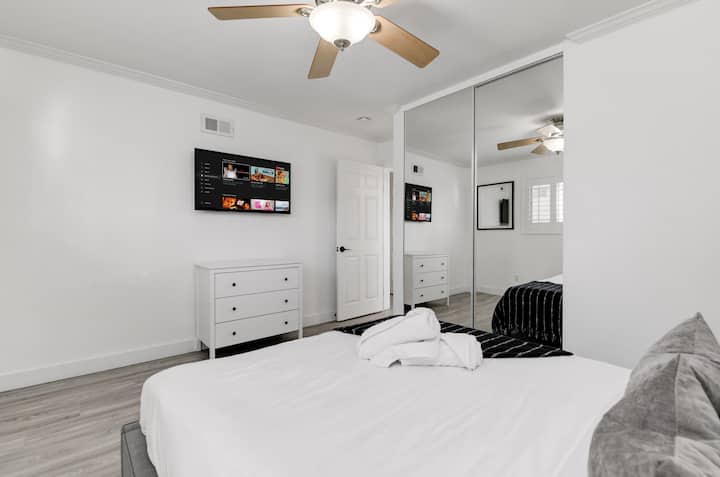 Queen size bed. Sleeps 2. TV in room. Shared bathroom in hallway.  Air mattress if needed for more guest and can sleep 1 more. 