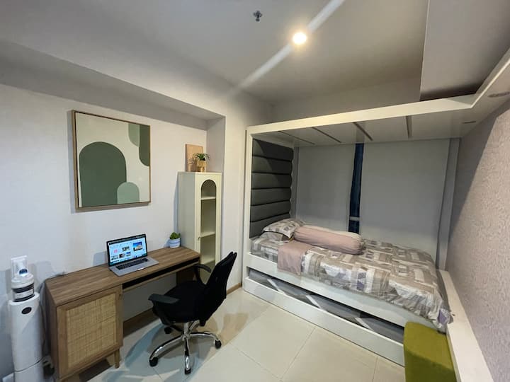 Dhomë dytësore me dy krevate dopio (120x200). Krevat elitar prej pelushi në pjesën e sipërme dhe krevat prej pelushi Comforta poshtë. Super i rehatshëm.

Çarçafë pambuku King koil dhe mbulesa pambuku të përziera +tencel (të brendshme dhe të mbuluara).

Pishinë dhe Casablanca Rd. pamje.