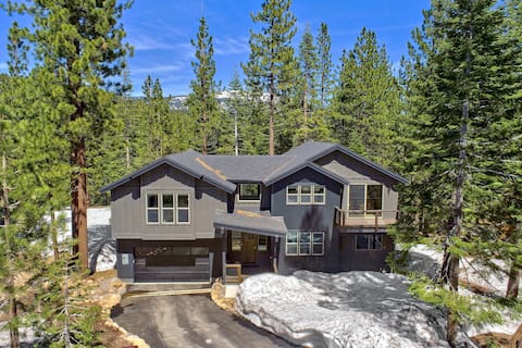 Designer Mountain Home, Hot Tub, EV Charger, Games