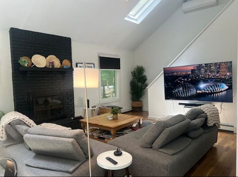 Popular Airbnb listing: Serene w/ large pool ~1 block to waterfront dining in Springs
