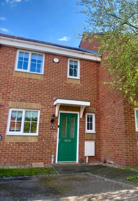 Oakley House and Garden - Free Parking, Sleeps 5