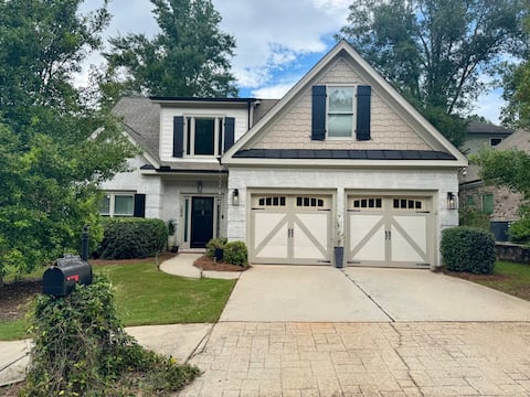Your Gameday Home- 3 Bed 2.5 Bath