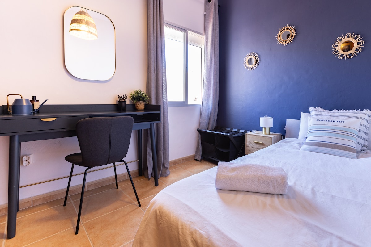 ห้องนอนส่วนตัวพร้อมโต๊ะทำงานที่เข้าถึงได้สะดวก 