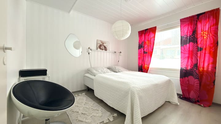 Durante el verano, el dormitorio cuenta con cortinas opacas blancas.