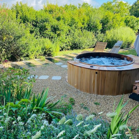 L'Écrin de Verdure, cottage with hot tub