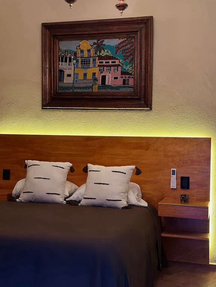 Cama tamaño queen, baño adjunto. Accesible en silla de ruedas a través de la lavandería.

Habitación nueva en junio de 2024. Anexo privado en el lugar.