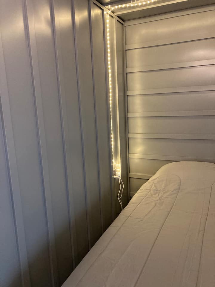 أضواء الحبل فوق السرير. ما عليك سوى توصيلها وفصلها.