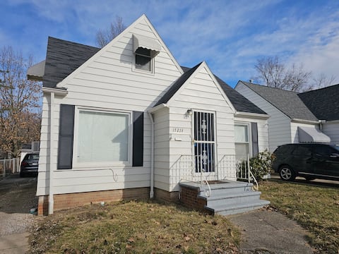 3BR Charm! Cleveland Getaway w/ Firepit