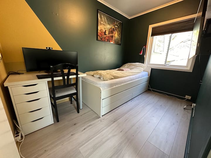 Dhoma e gjumit 3 ka një krevat 90x200 cm që mund të nxirret në mënyrë që të bëhet krevat 2 x 90x200 cm. Dhoma e gjumit ndodhet një gjysmë kati lart nga kati i parë dhe për këtë arsye është mjaft afër dhomave të gjumit 1 dhe 2. Shfaq hartën e përgjithshme.