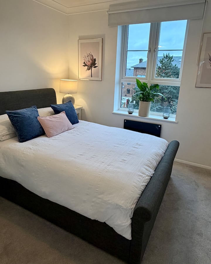 Спалня 2 на 1-ви етаж на апартамента с изглед към тучния заден двор. Затъмняващи щори за добър нощен сън. 