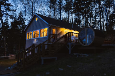 Lake House: Private Dock, Sauna, Pets and Kayaks