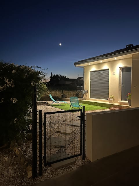 House 10 minutes from the beach, mountain view