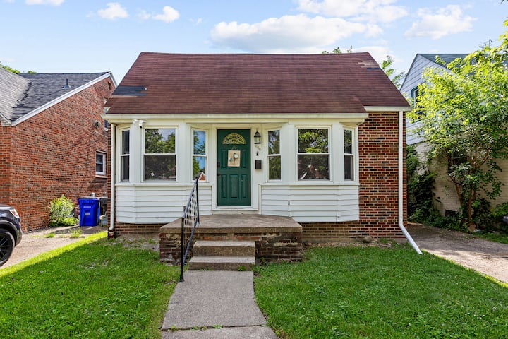 Cozy 3bd/ Home With Free Parking - Dearborn, MI