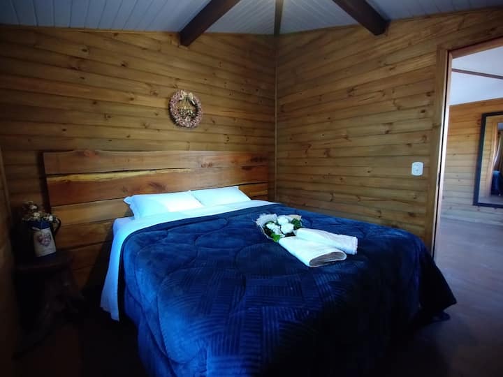 1间舒适的房间，配备双人标准双人床和空调 