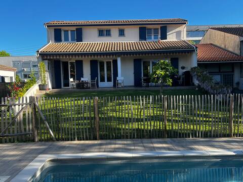 Lovely villa with large swimming pool 100m from the tram