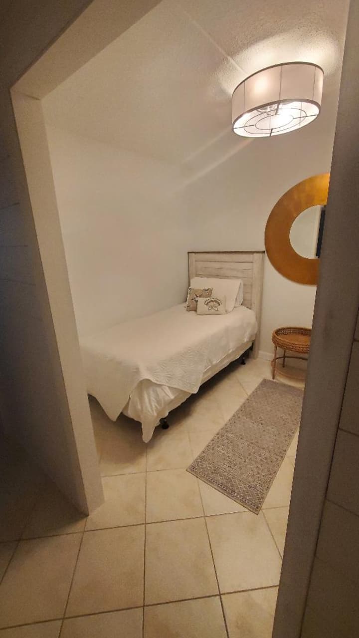 Sala recién renovada con dos camas individuales