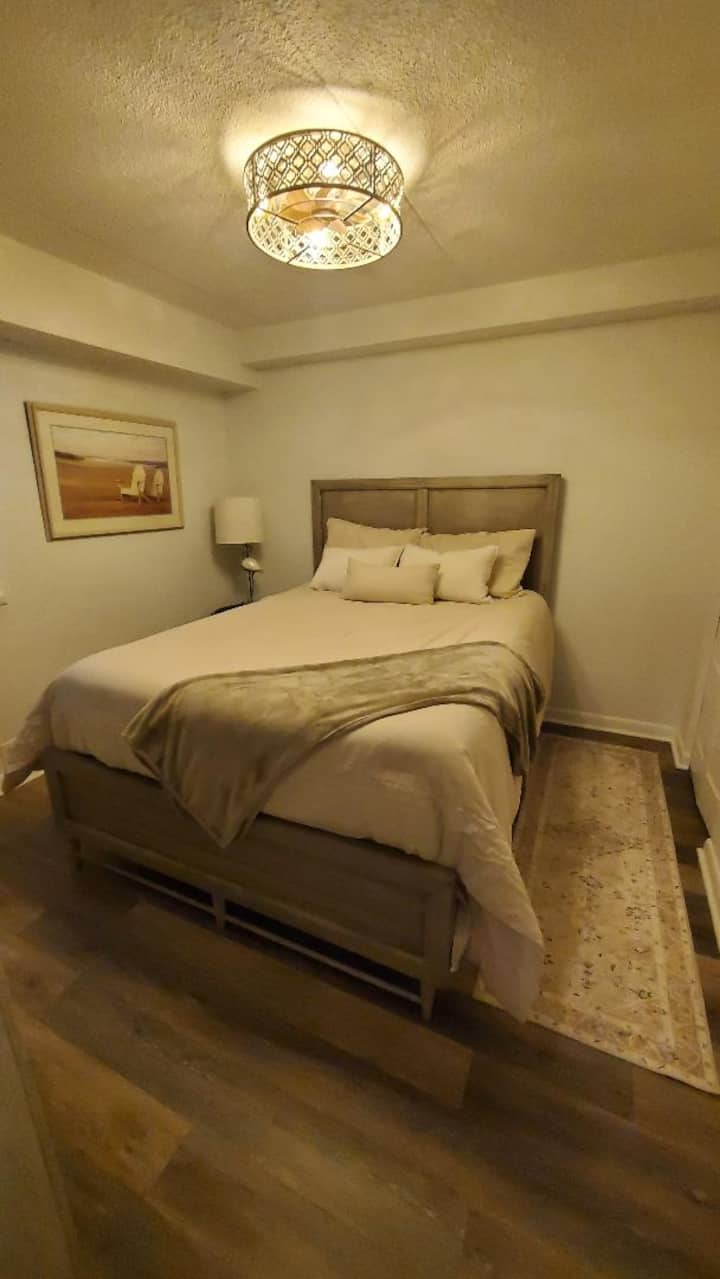 El segundo dormitorio tiene una cama tamaño queen, un vestidor y un armario