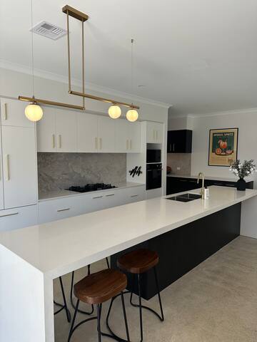 Modern and Spacious Retreat gallery image 2