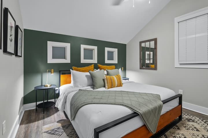 Schlafzimmer mit Kingsize-Doppelbett: 43-Zoll Samsung-Fernseher an der gegenüberliegenden Wand des Bettes. Genieße eine erholsame Nachtruhe - unsere Gäste schwärmen davon, wie bequem unsere Betten sind!