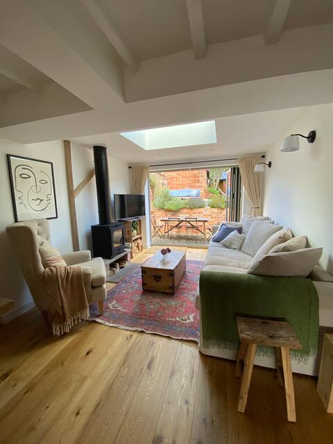 Top Airbnb: Cotswold cottage with garden. in Stratford On Avon
