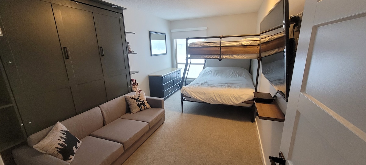 Брачен кревет (широк 150 – 179 см) + кревет на спрат со дополнителен ѕиден кревет (широк 150 – 179 см) кој се спушта над каучот