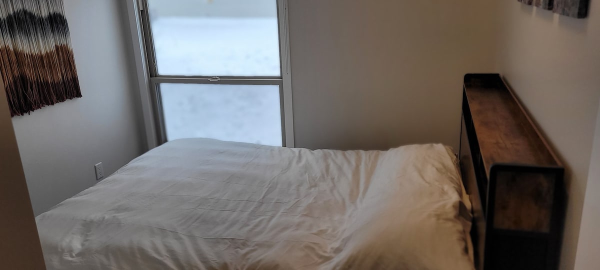 1 брачен кревет (широк 150 – 179 см) и голем плакар