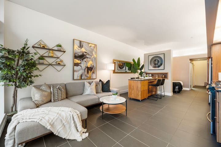 Gastown Oasis – Spacious 2 Bedroom/ Parking & AC