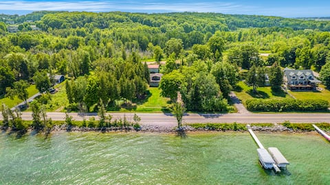 4 Season Family Lake House, Hot Tub and Firepit