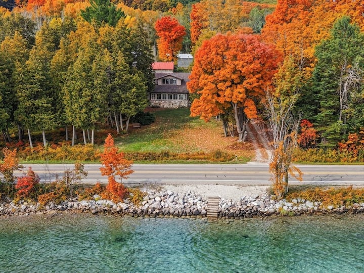 Lake Charlevoix: Private Lakefront, Hot Tub, Pets