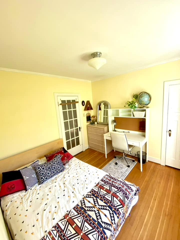 El segundo dormitorio con una cama excepcionalmente cómoda si deseas alquilar un dormitorio adicional por un costo adicional. Muy luminoso con rosas colgantes y un hermoso cerezo fuera de la ventana.