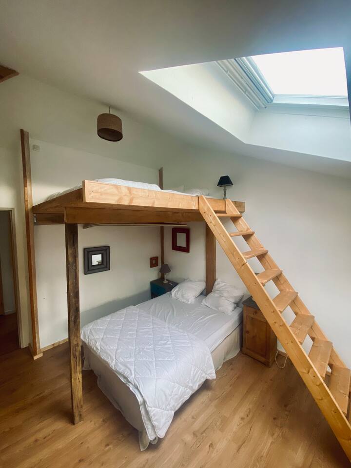 غرفة نوم مزدوجة بسرير 140 × 200 بالإضافة إلى سرير ميزانين 160 × 200.