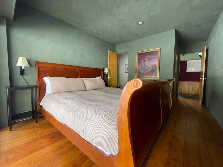 ห้องนอน 2 มีเตียงขนาดคิงไซส์และใช้ห้องน้ำเต็มรูปแบบสีชมพูพร้อมห้องนอน 3 