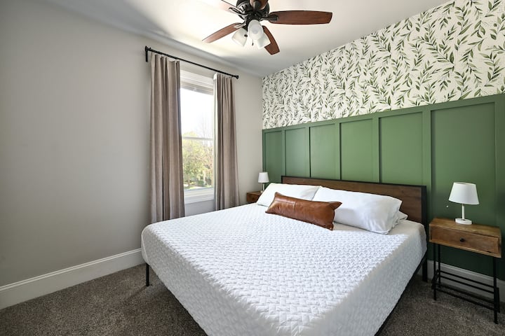 Habitación privada con cama tamaño king, ropa de cama cómoda y espacio para relajarse después de un día en Milwaukee.