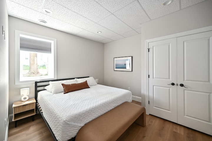 Tranquila habitación con cama tamaño king en el nivel inferior, ideal para parejas o huéspedes que prefieren mayor privacidad