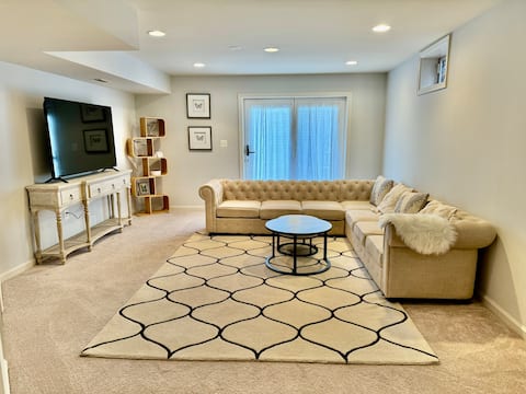 Entire floor of a spacious basement - 3 rooms 1b