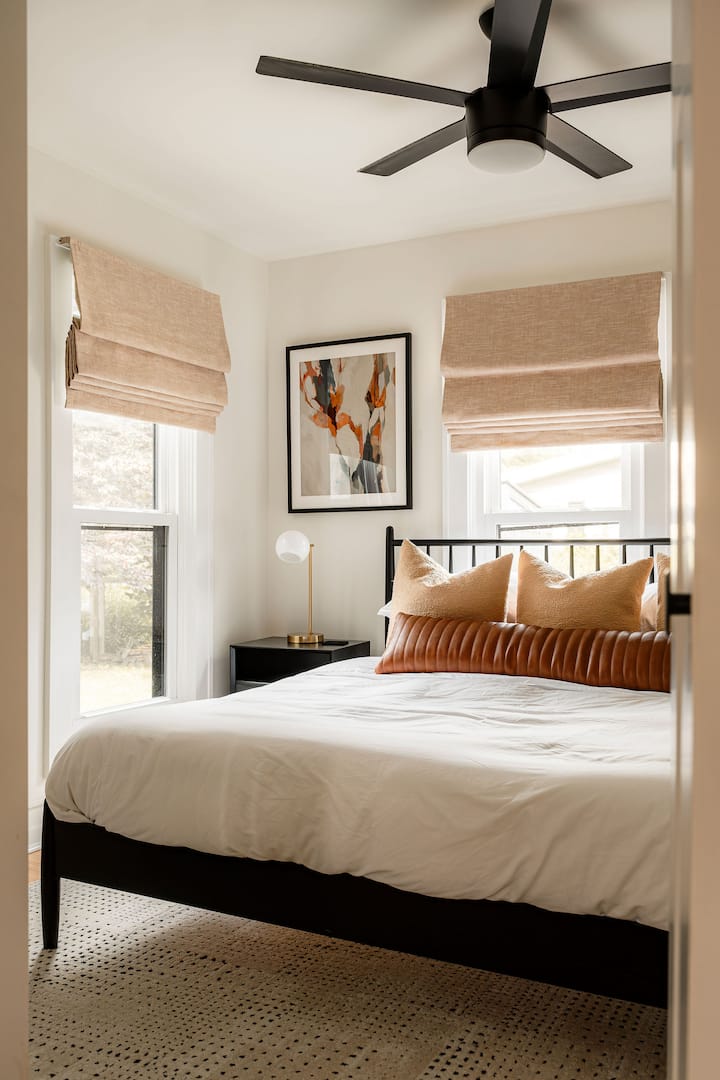 Задръжте обажданията ми. Спалня на основния етаж с удобно двойно легло, луксозно спално бельо и USB зарядни устройства на лампите. „Две от леглата бяха крале, така че със сигурност можехме да имаме повече възрастни с нас и все още да имаме достатъчно място .“