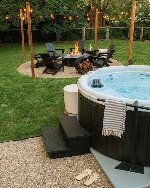 Pet friendly stylish retreat with sauna, hot tub