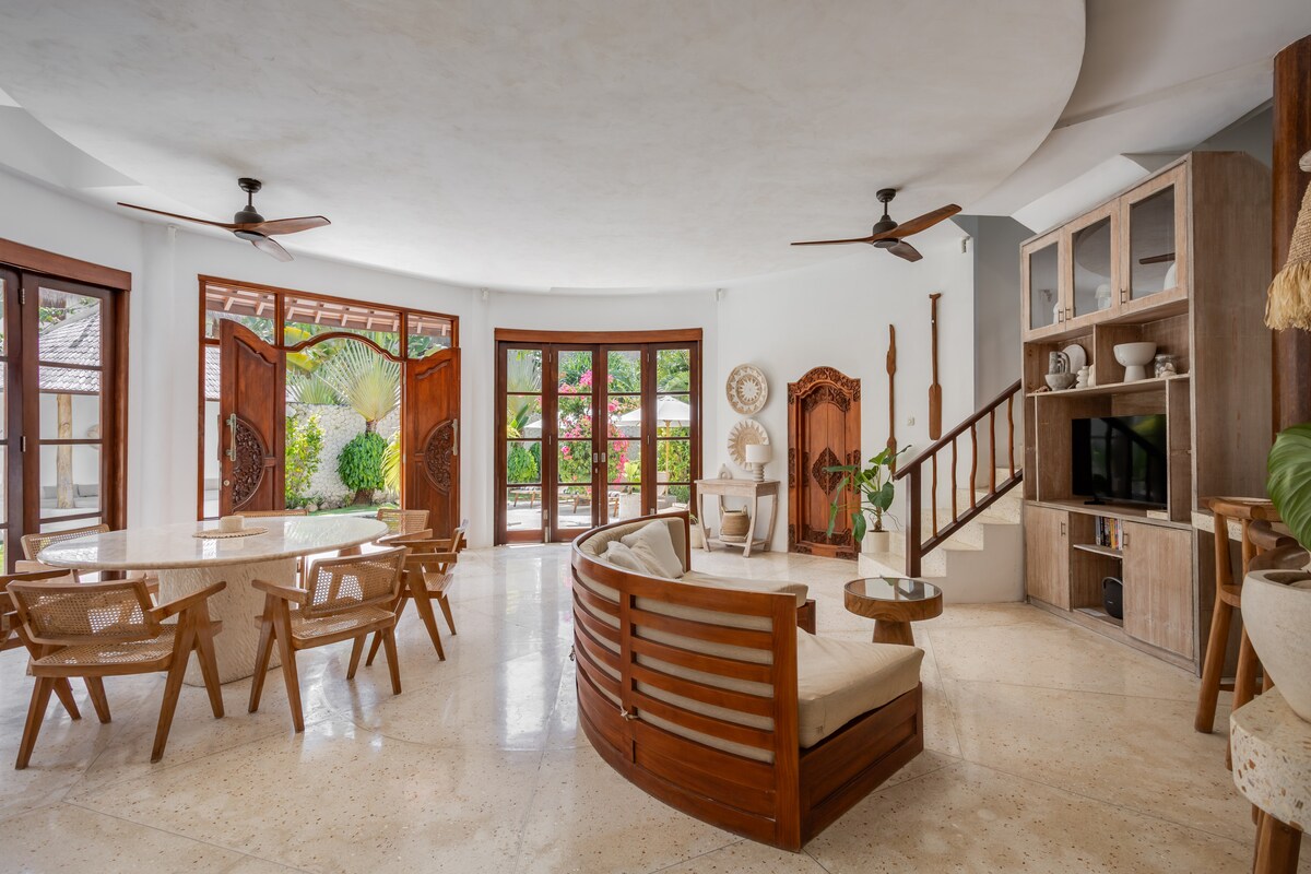 Villa in Bingin Beach · ★4.74 · 3 bedrooms · 4 beds · 3.5 private baths รายการ Airbnb เปรียบเทียบ