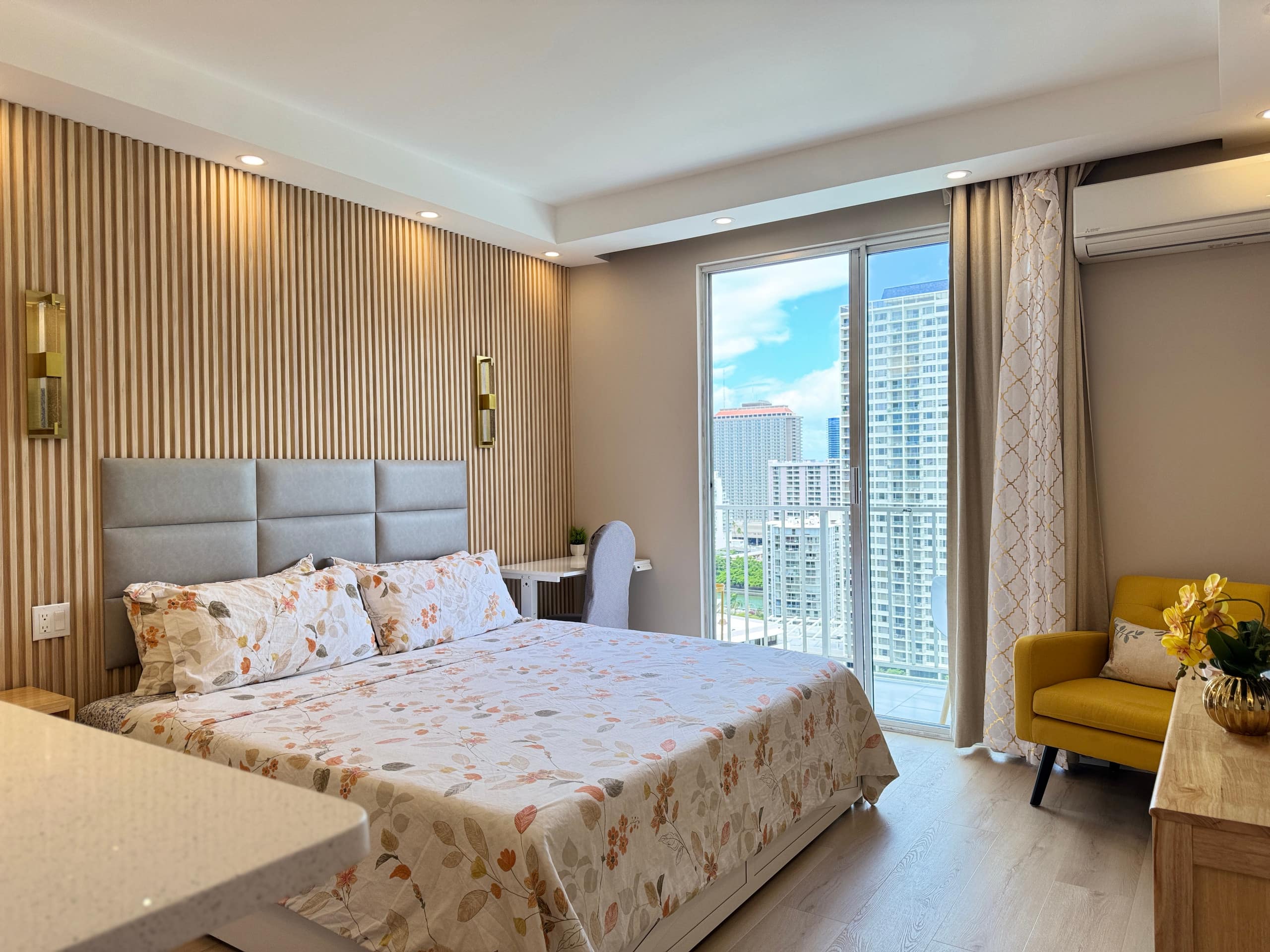 Condo in Honolulu · ★4.93 · Studio · 1 bed · 1 private bath - Image 2