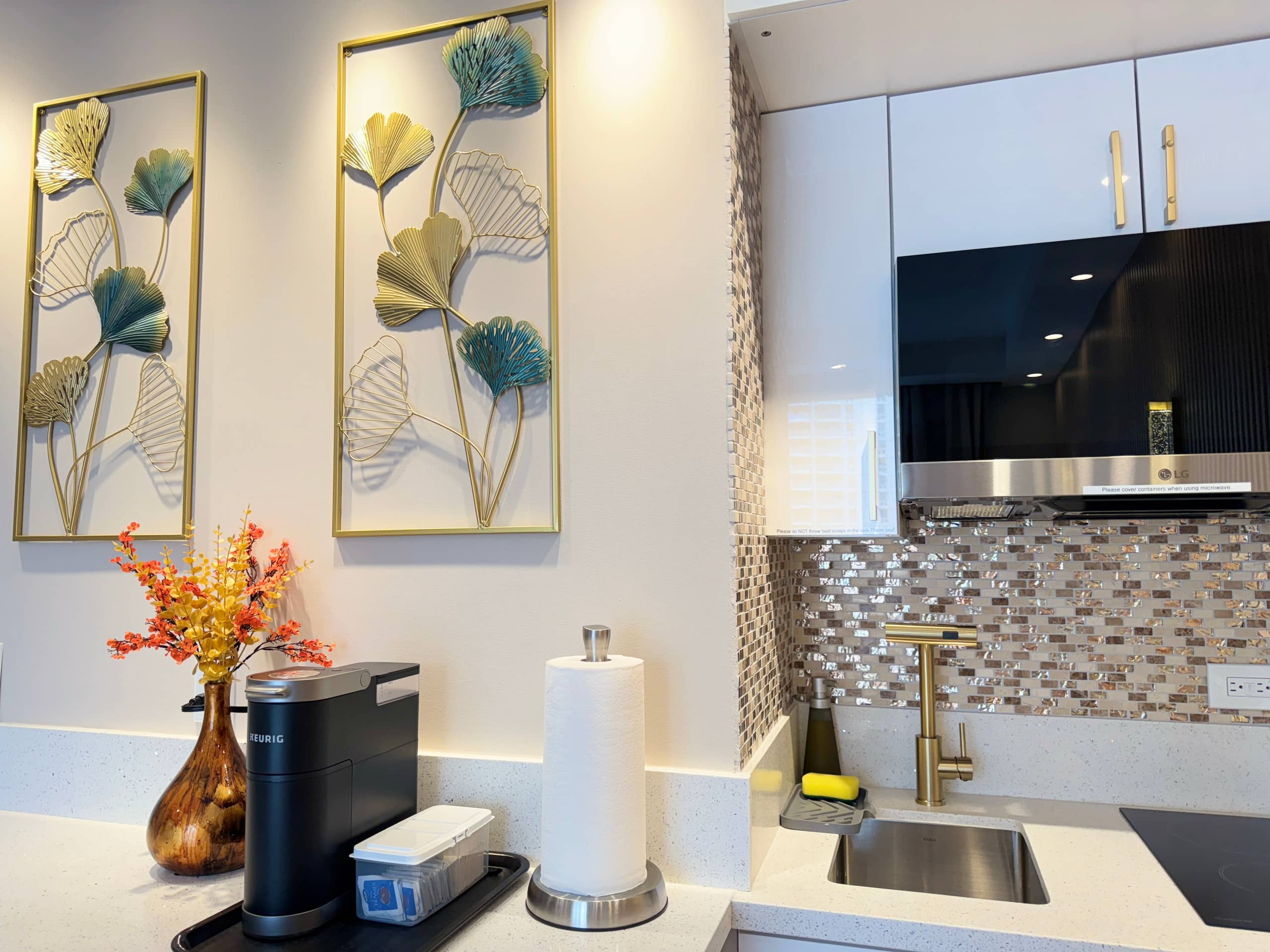 Condo in Honolulu · ★4.93 · Studio · 1 bed · 1 private bath - Image 21