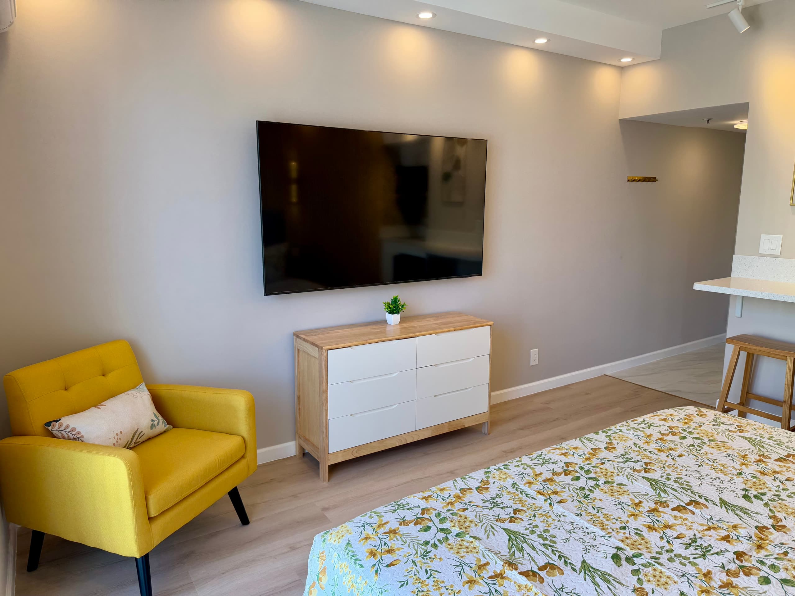 Condo in Honolulu · ★4.93 · Studio · 1 bed · 1 private bath - Image 12