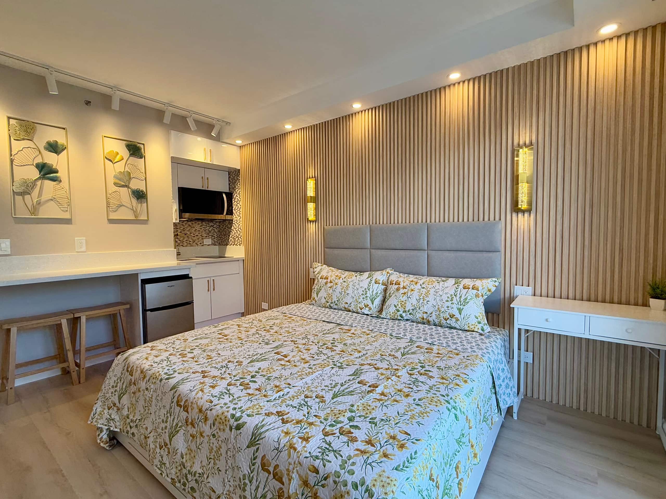 Condo in Honolulu · ★4.93 · Studio · 1 bed · 1 private bath - Image 9