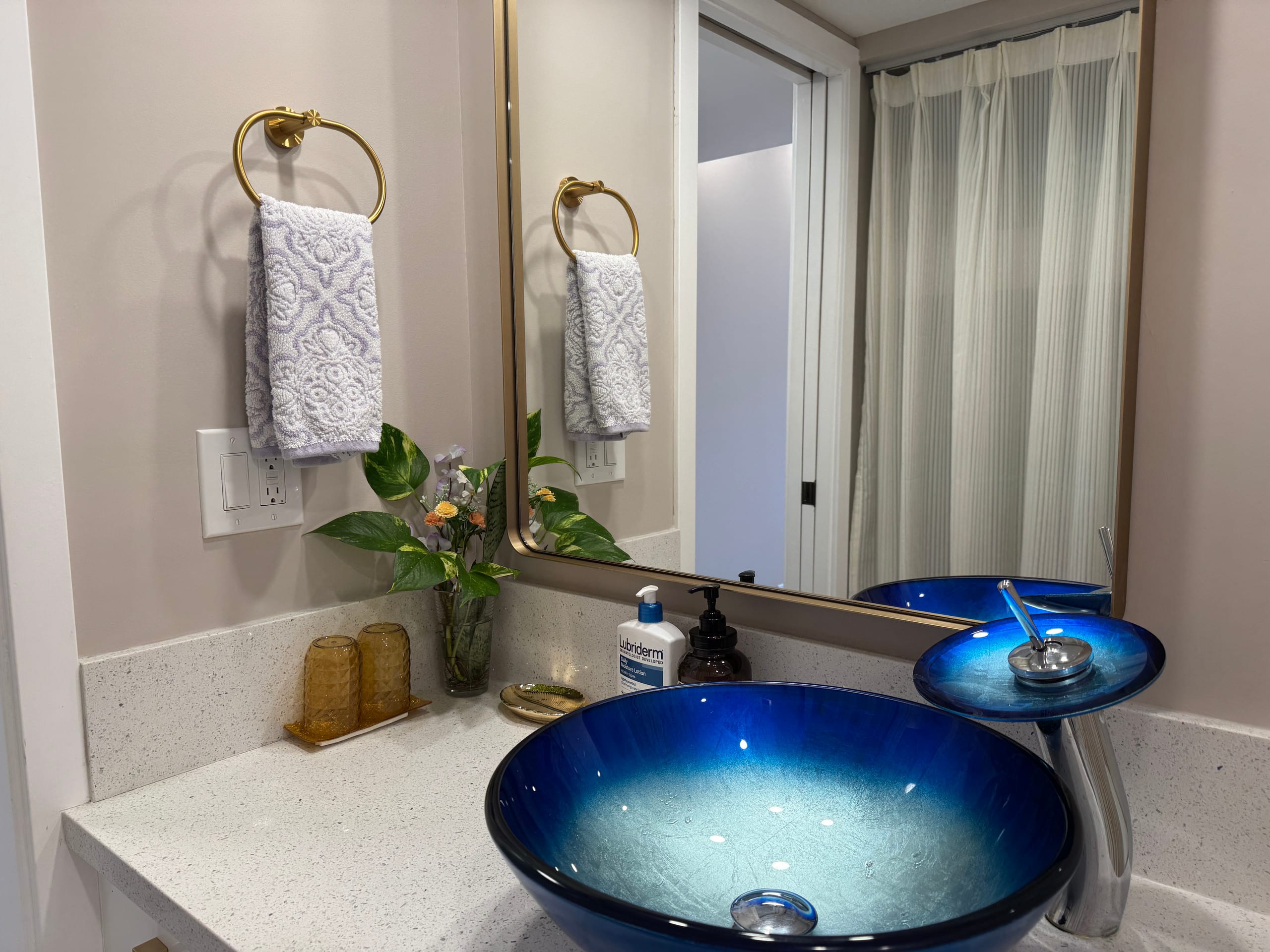 Condo in Honolulu · ★4.93 · Studio · 1 bed · 1 private bath - Image 29