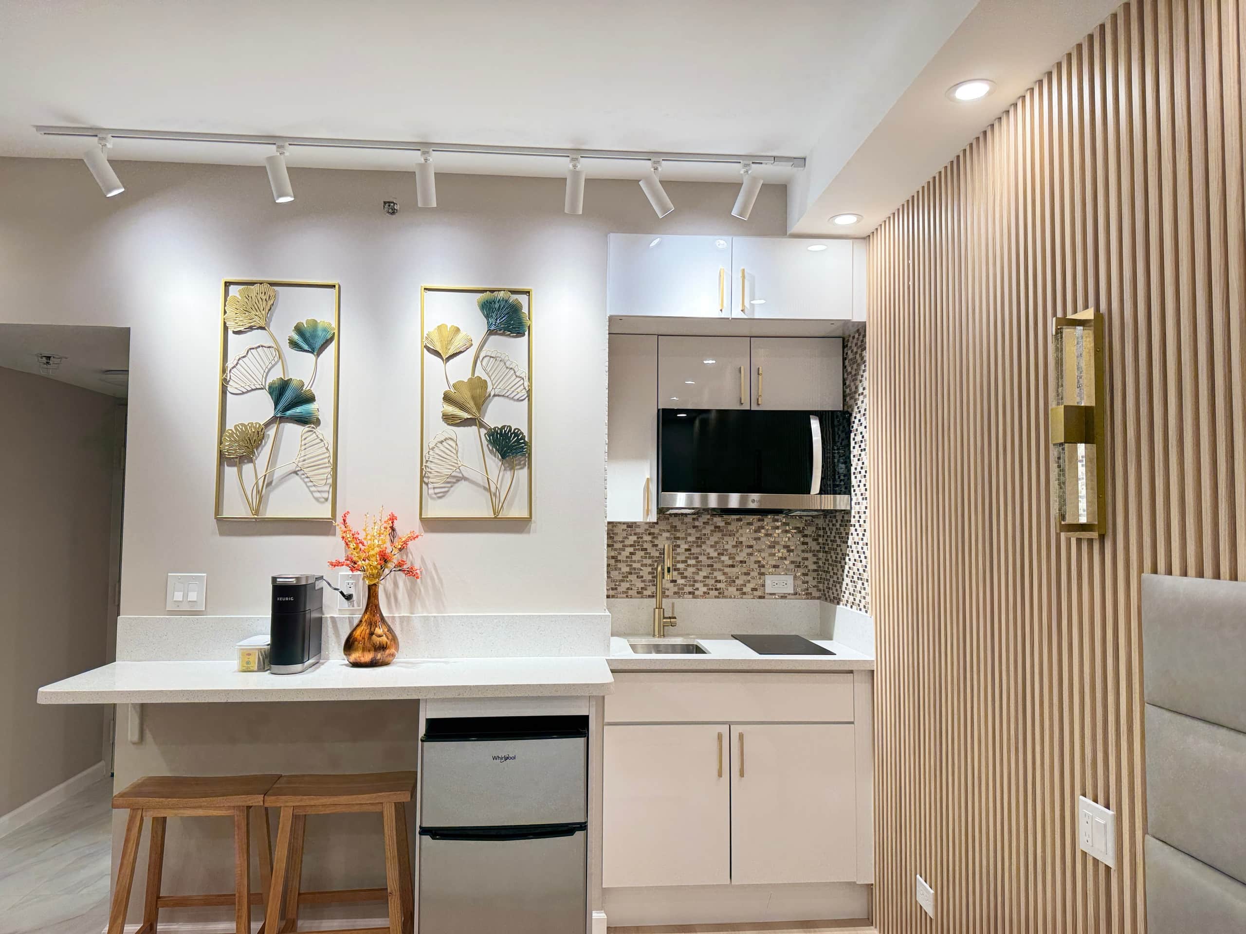 Condo in Honolulu · ★4.93 · Studio · 1 bed · 1 private bath - Image 23