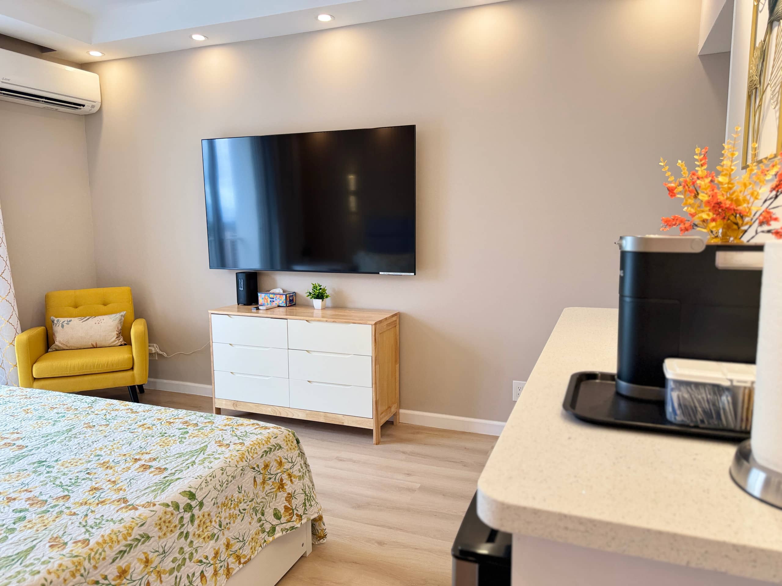 Condo in Honolulu · ★4.93 · Studio · 1 bed · 1 private bath - Image 14
