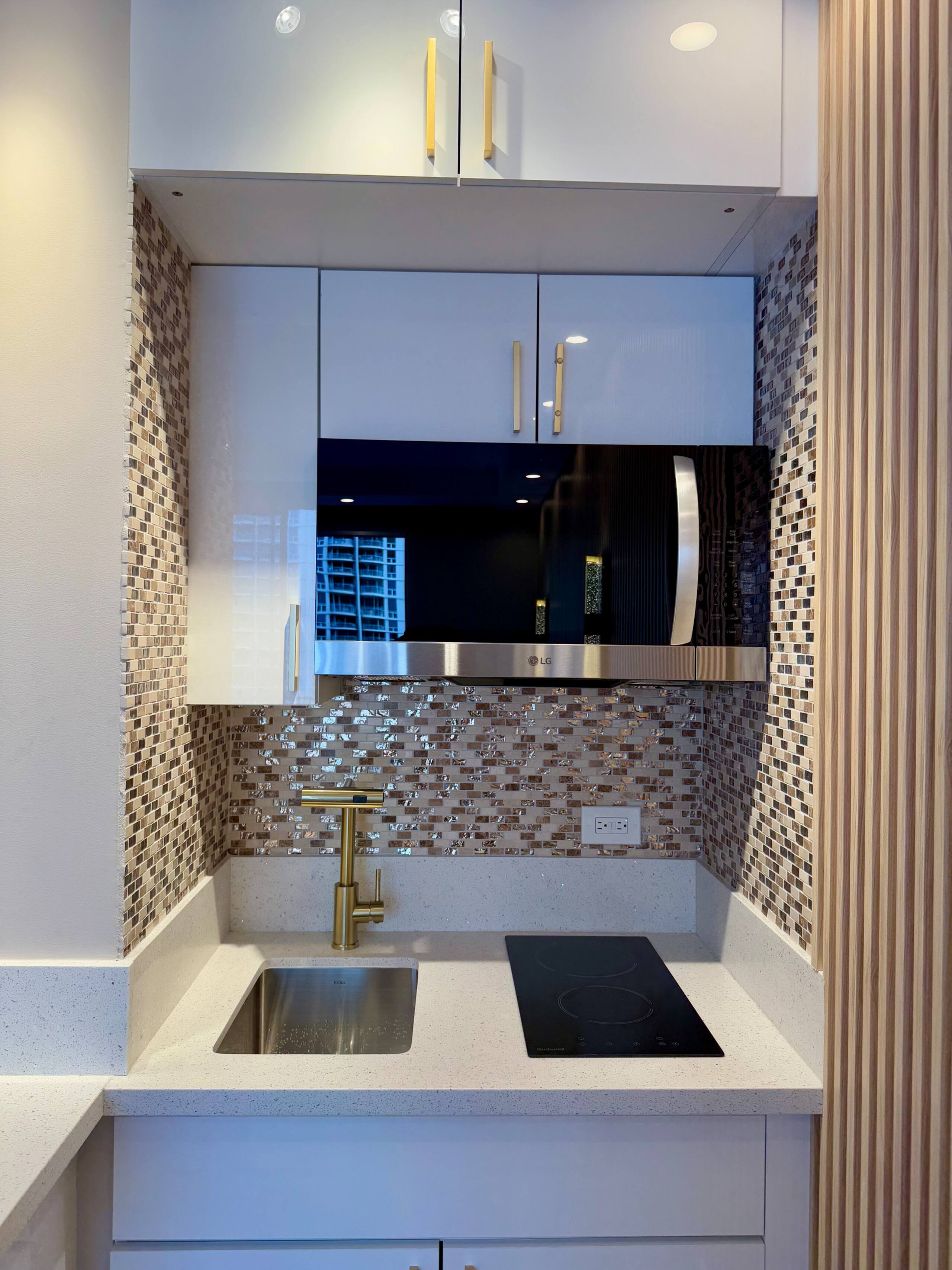 Condo in Honolulu · ★4.93 · Studio · 1 bed · 1 private bath - Image 20
