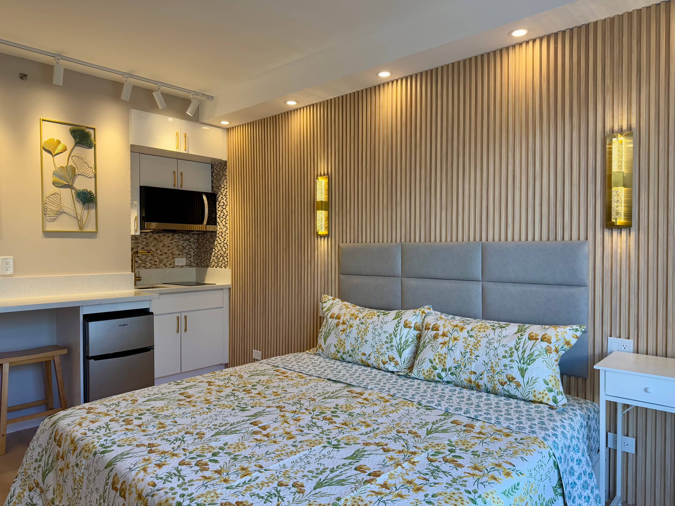 Condo in Honolulu · ★4.93 · Studio · 1 bed · 1 private bath - Image 10