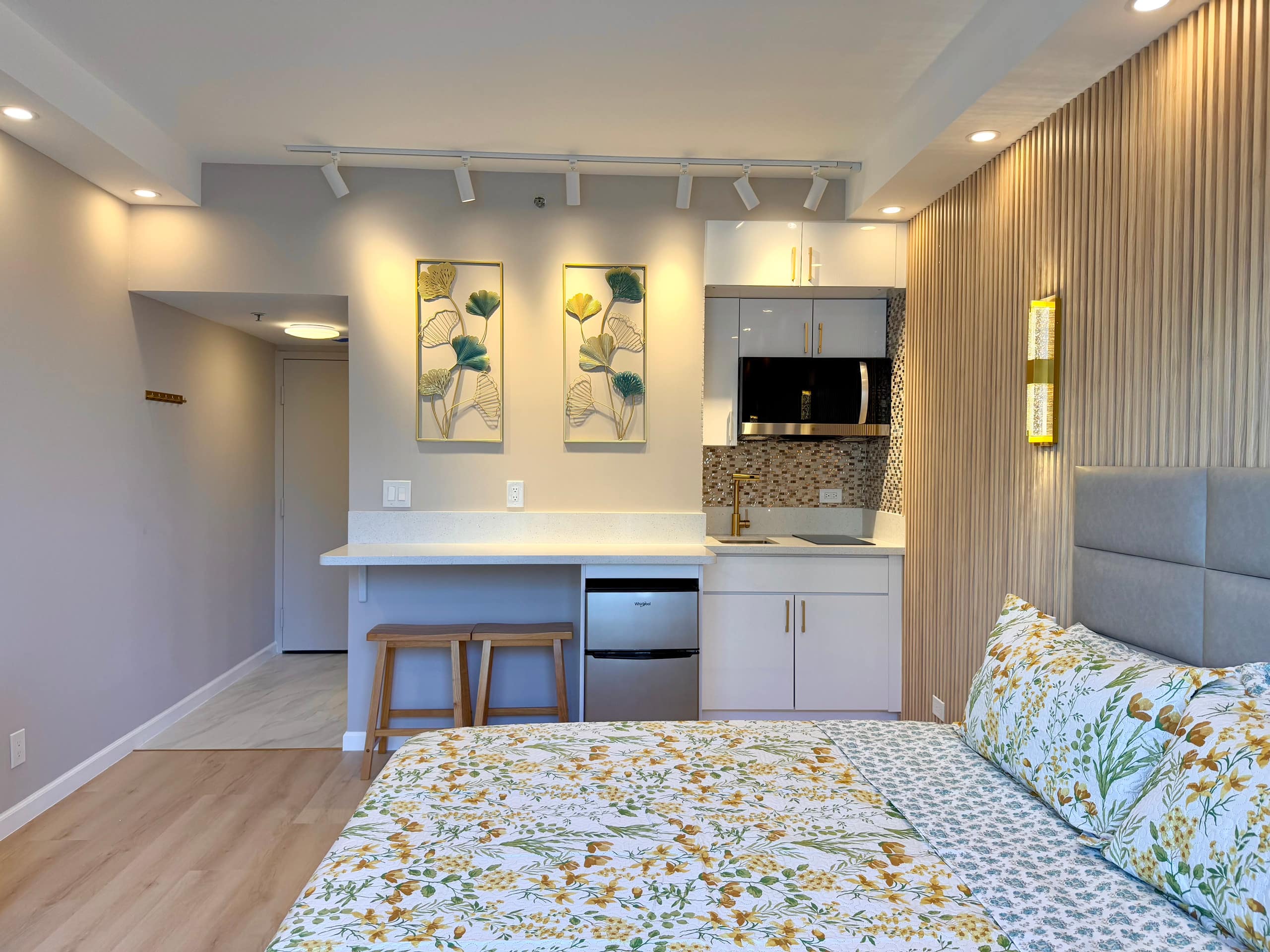 Condo in Honolulu · ★4.93 · Studio · 1 bed · 1 private bath - Image 11
