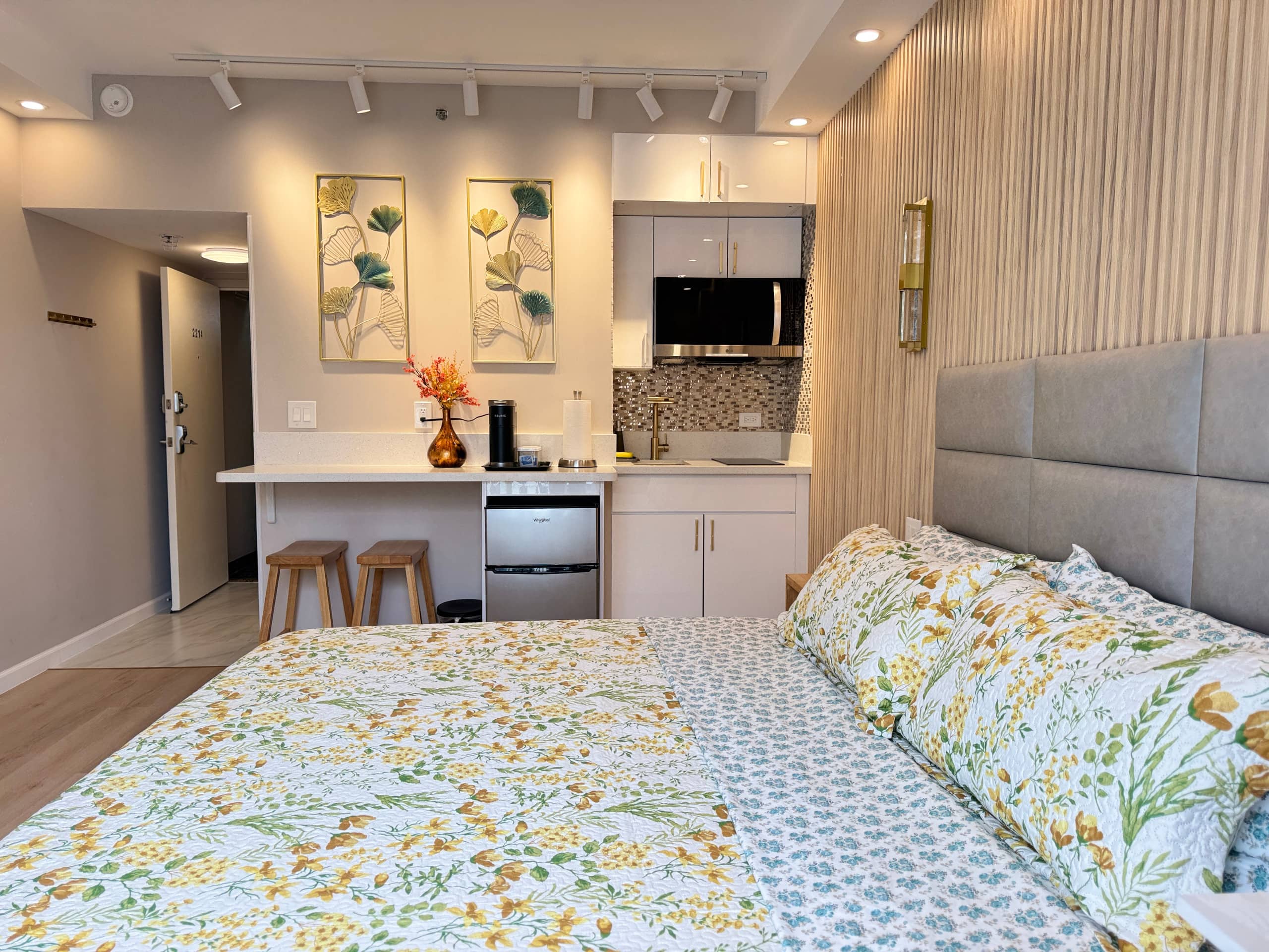 Condo in Honolulu · ★4.93 · Studio · 1 bed · 1 private bath - Image 13