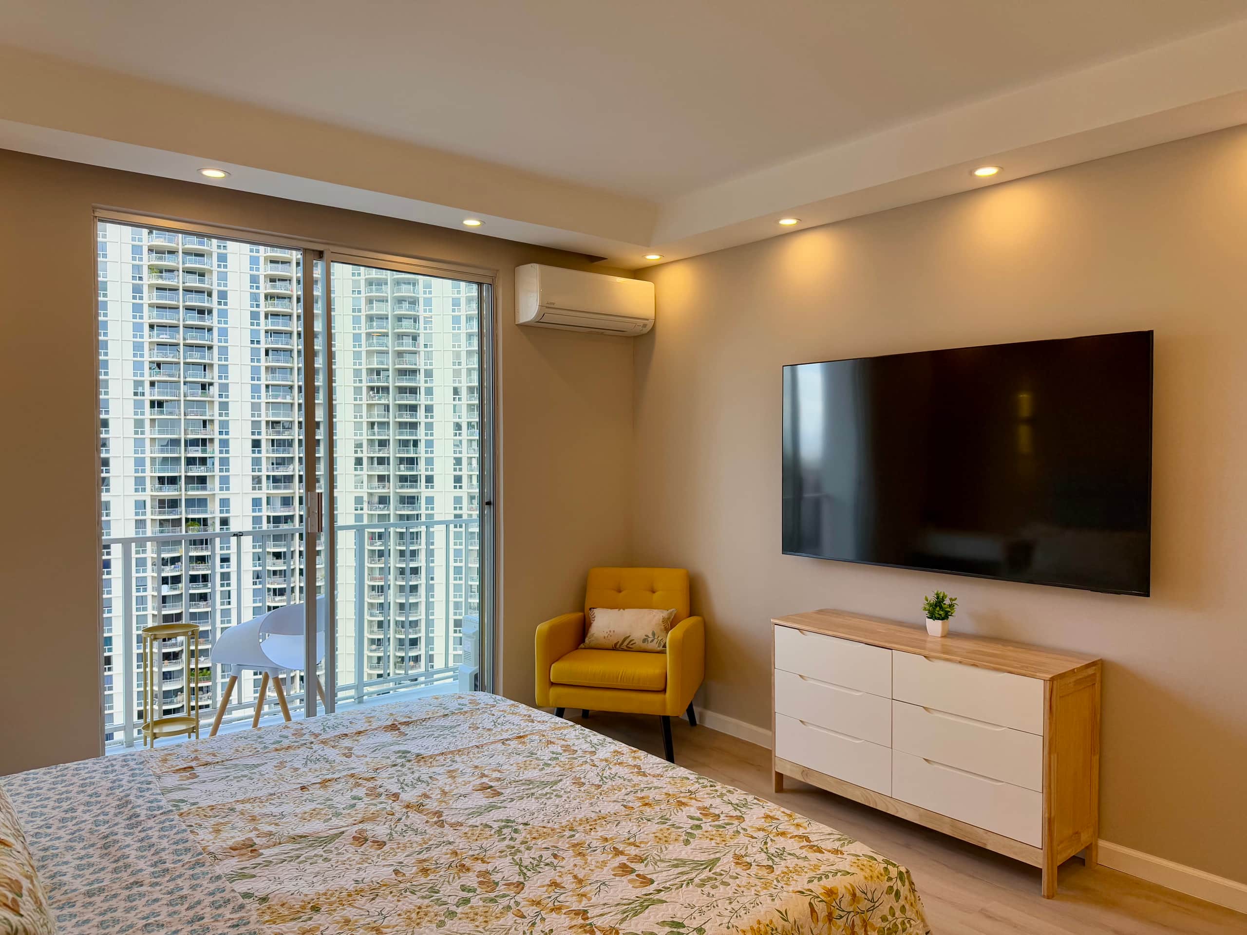 Condo in Honolulu · ★4.93 · Studio · 1 bed · 1 private bath - Image 7